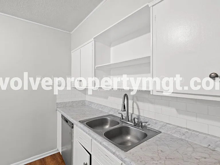 1716 Cornelia Ln — Photo 9