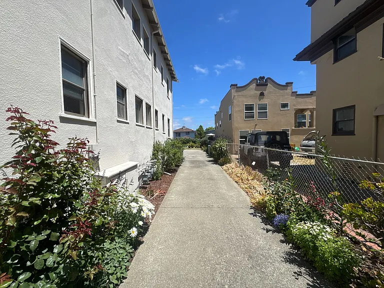 1571 Pacific Ave — Photo 10
