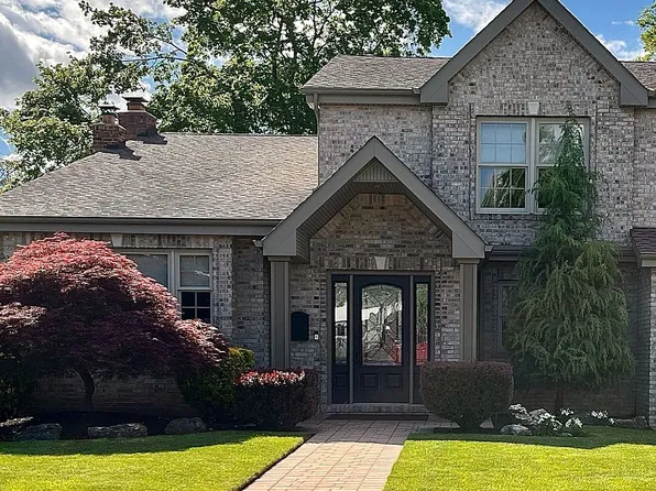 110 Peachtree Dr, East Norwich, NY 11732