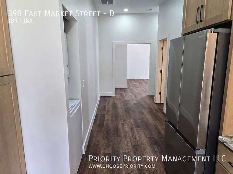 398 E Market St #D — Photo 11