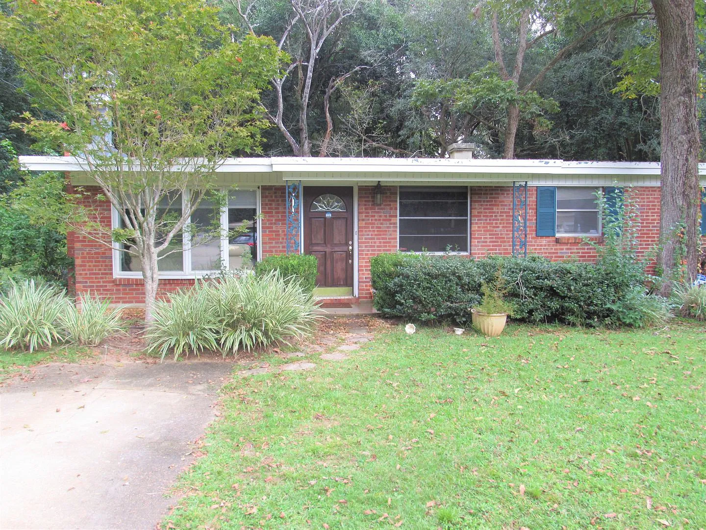 HUGE 4/2 - Walk to FSU! Available 2027!! — Photo 2