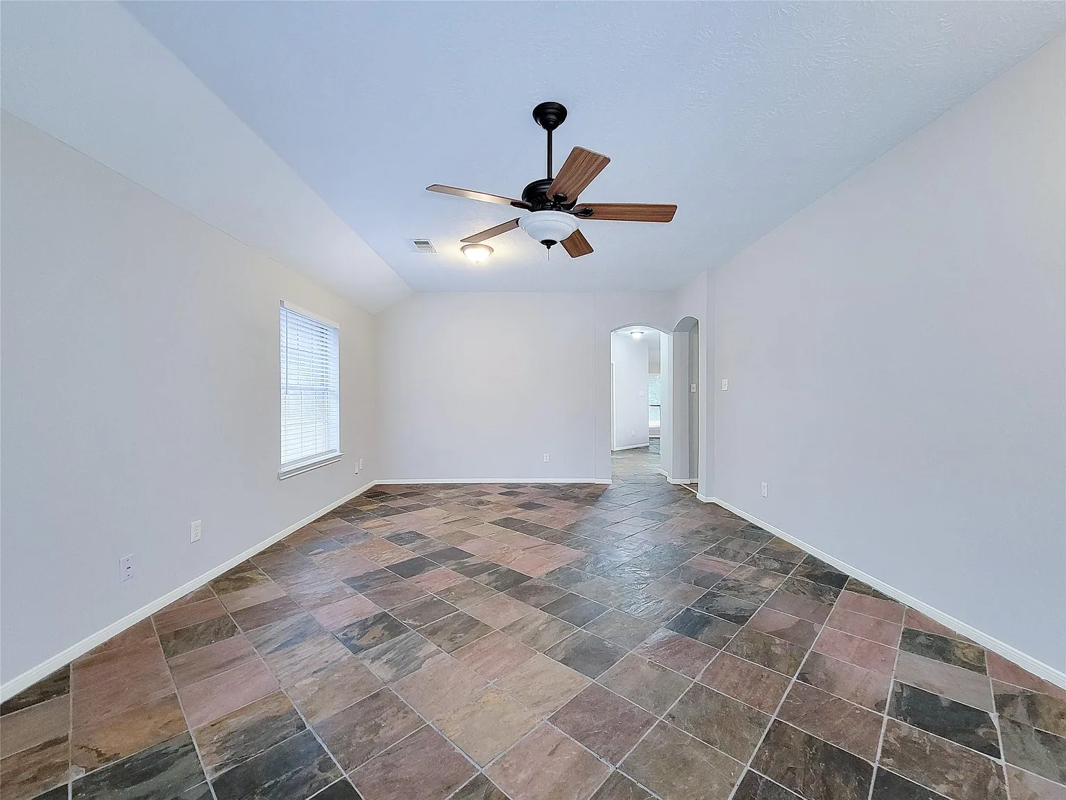 3 bed, 2.0 bath, 1935 sqft, $2,200 — Photo 3