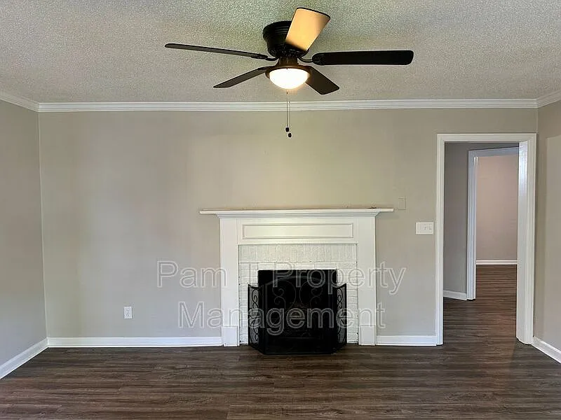 3 bed, 2.0 bath, 2050 sqft, $2,375 — Photo 4