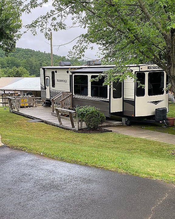 1st image of 429 Saddle Ridge Dr