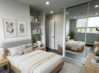 15 Walmer Rd #902, Toronto, ON M5R 2X1