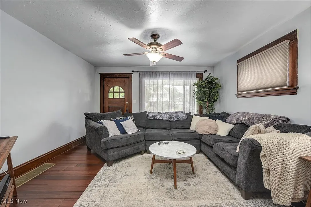 3 bed, 1336 sqft, $2,100 — Photo 3