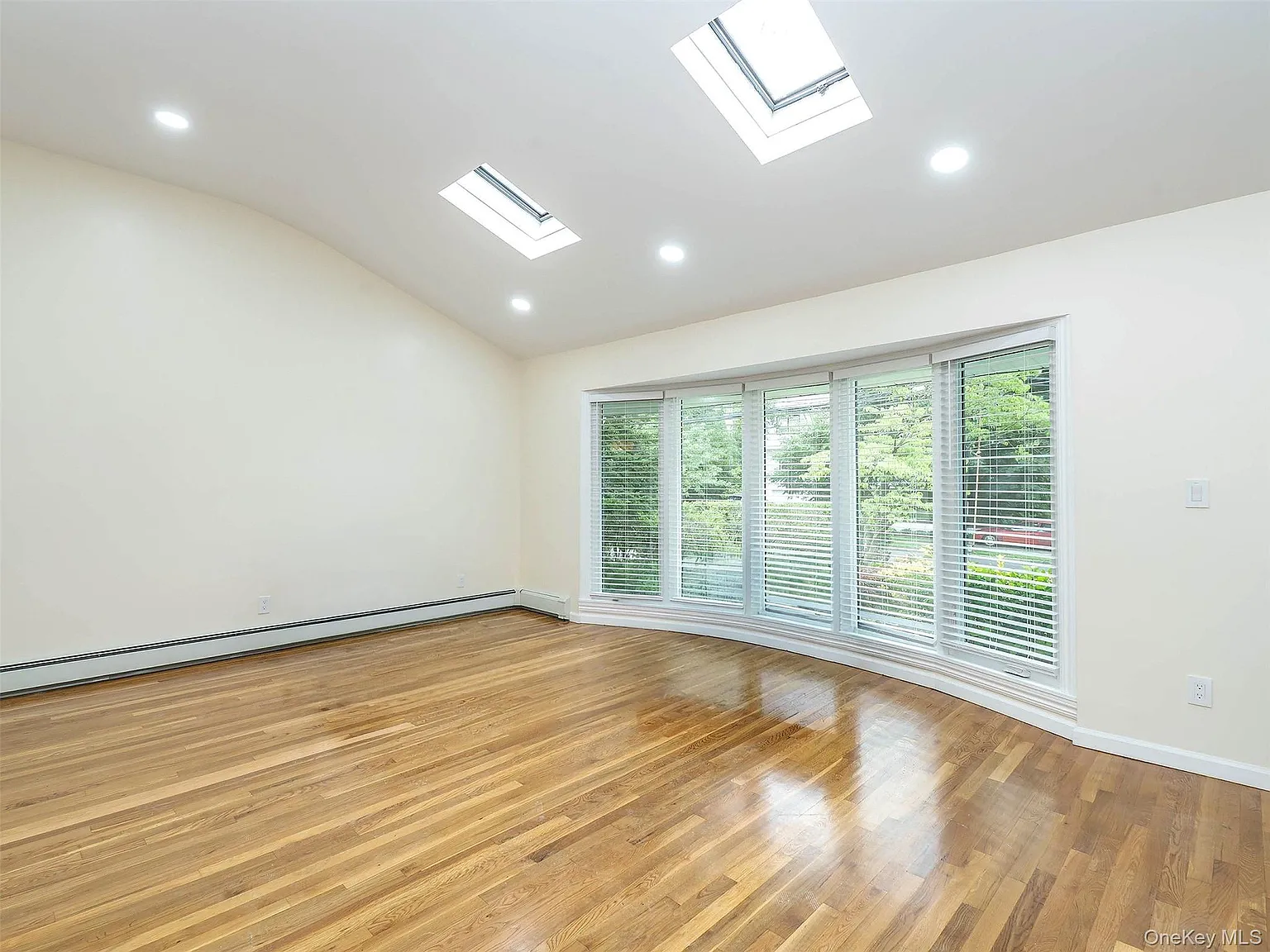 4 bed, 3.0 bath, 1833 sqft, $8,000 — Photo 3