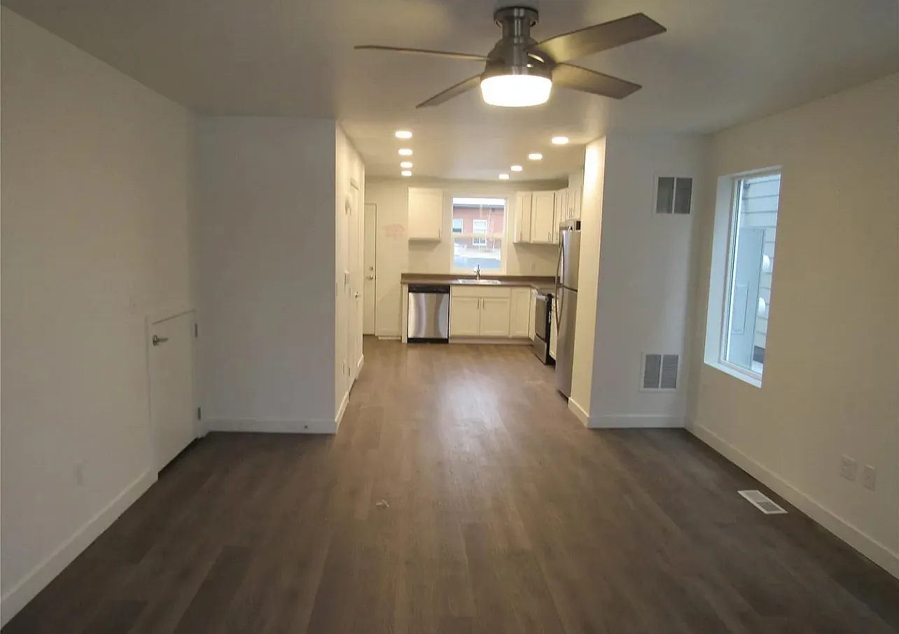3 bed, 1370 sqft, $2,500 — Photo 2
