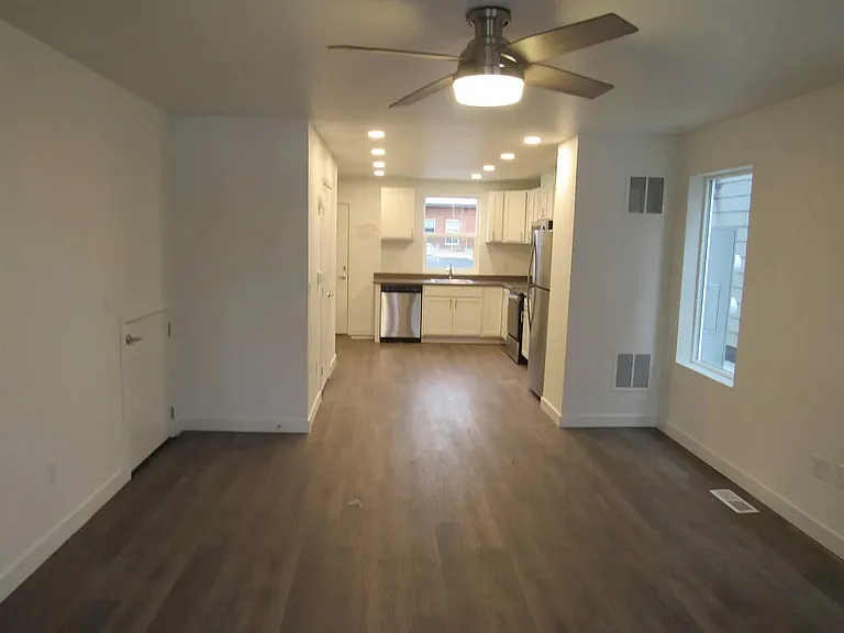 2207 E 37th Ave — Photo 2