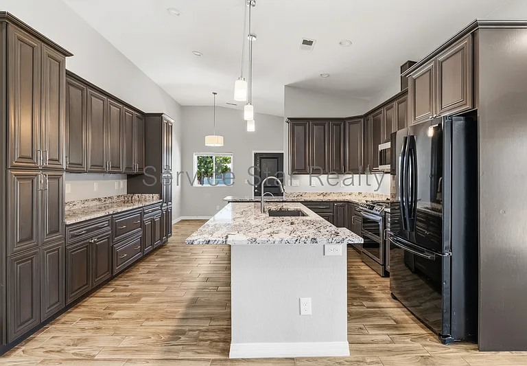1558 W 5th St — Photo 6