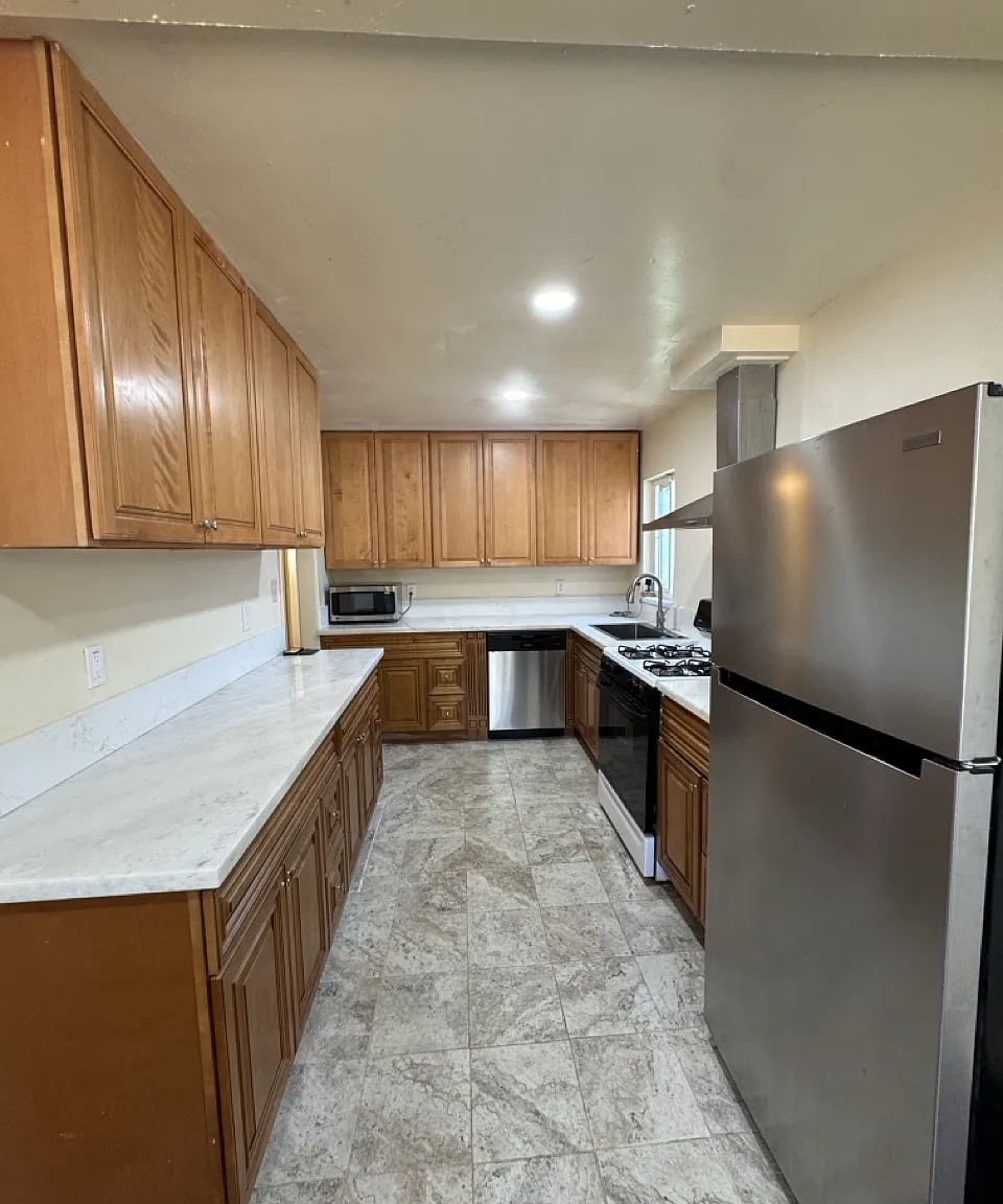 3 bed, 888 sqft, $2,400 — Photo 2