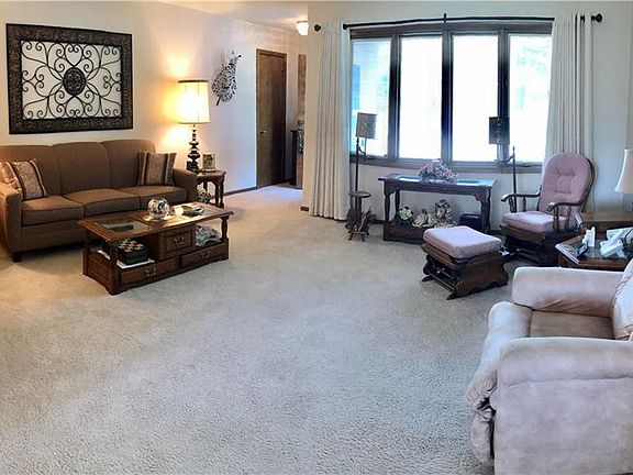 3rd image of 1315 Meadowbrook Ln