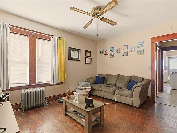 4th image of 982-984 York Ave