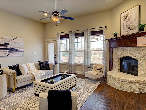 5th image of 821 Crimson Rd