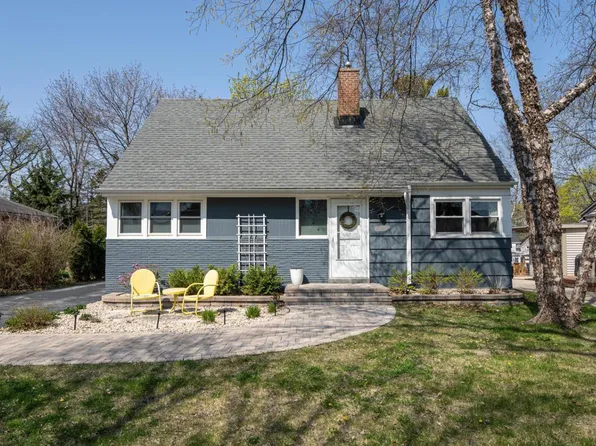 8325 N Whitney Rd, Fox Pt, WI 53217