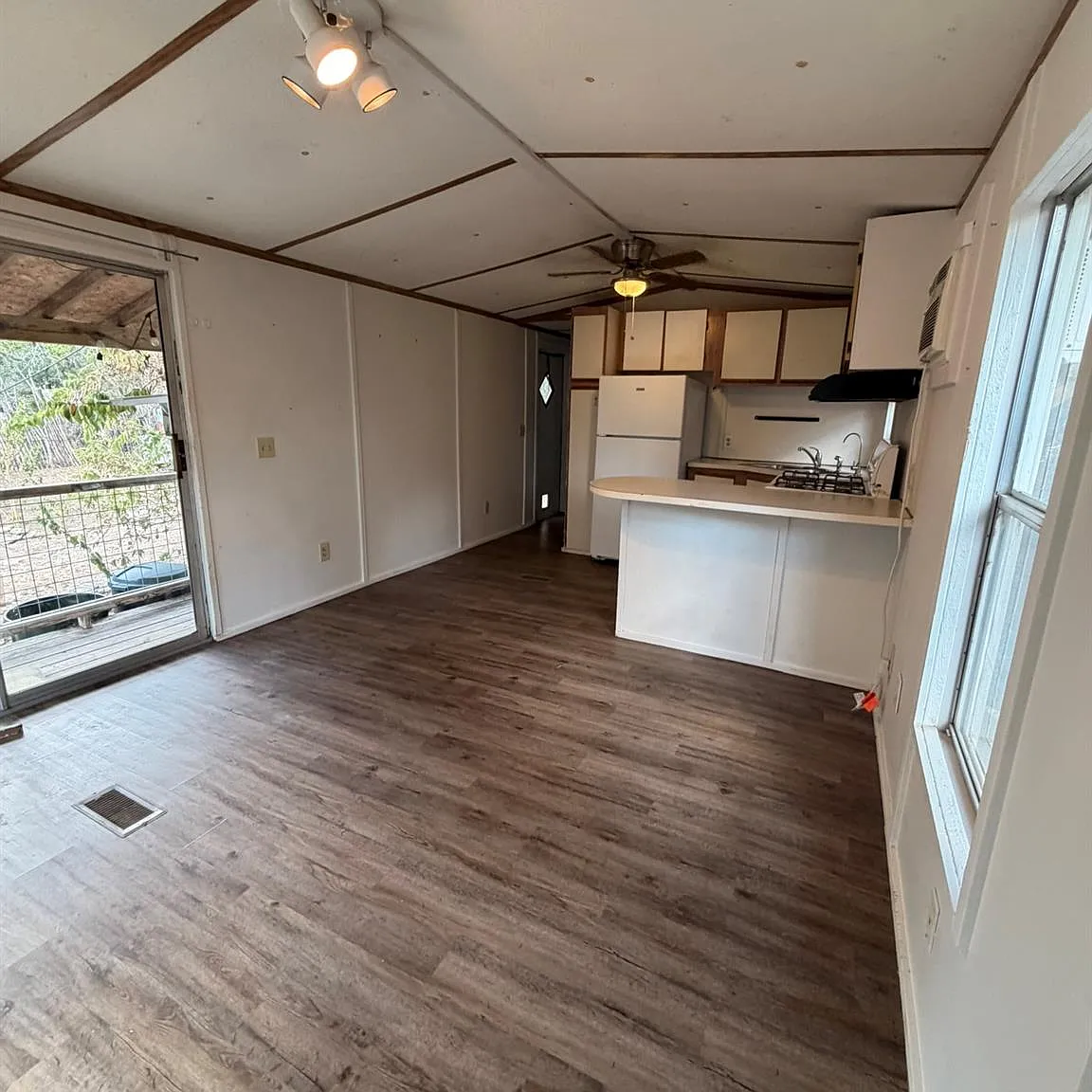 1 bed, 1.0 bath, 400 sqft, $875 — Photo 2