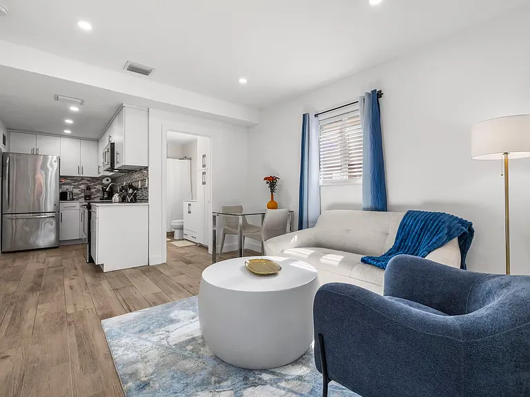 836 SW 4th Ave — Photo 3