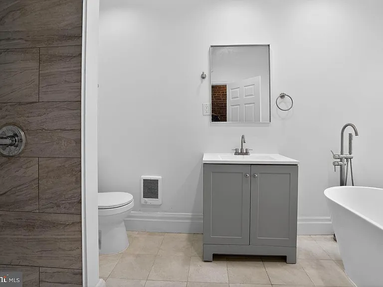 1302 N Dover St — Photo 32