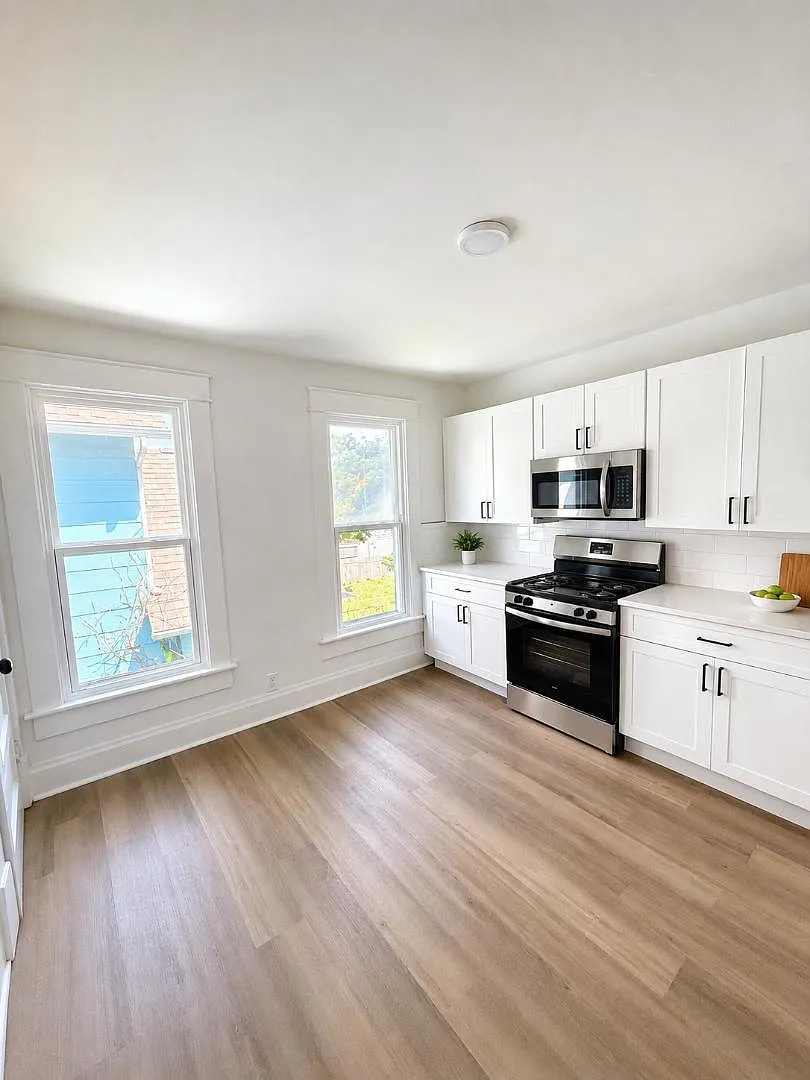 304 Johnson St - Upper Unit — Photo 2