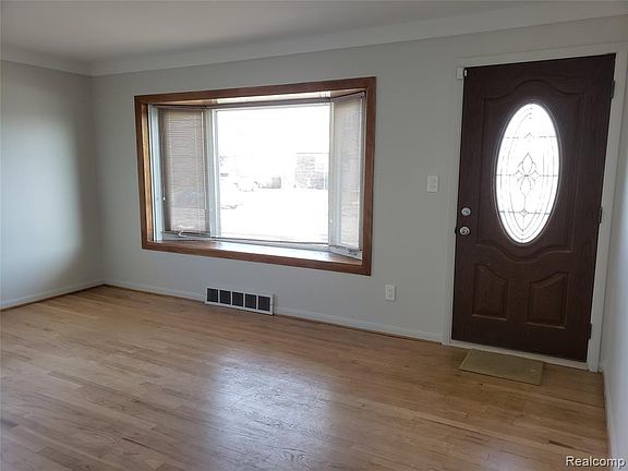 4th image of 25295 Pattow St