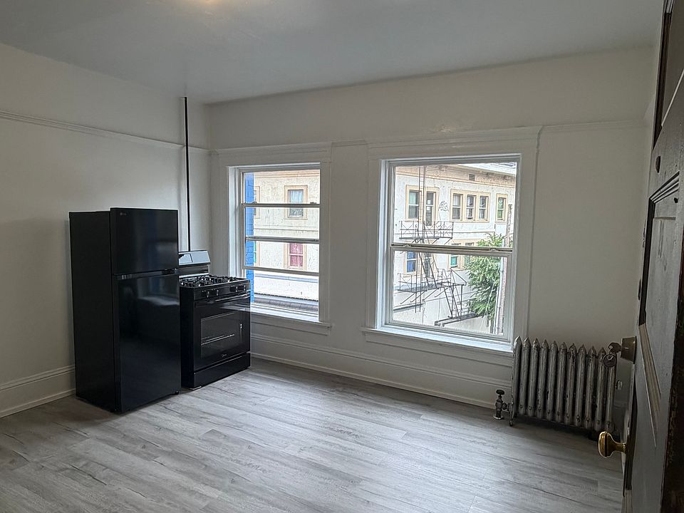 1st image of 33-1717 W Burnside St #26