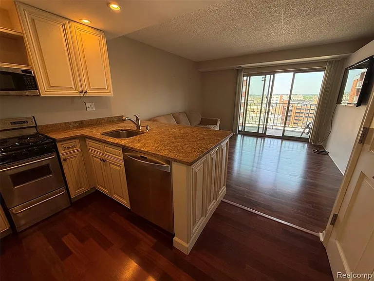 411 S Old Woodward Ave #913 — Photo 3