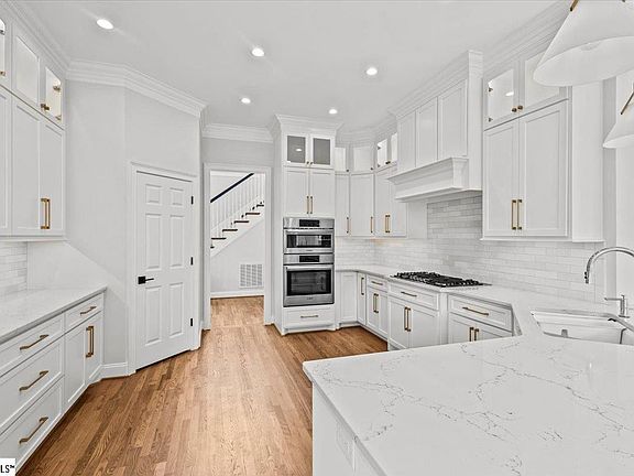 3rd image of 4 E Cleveland Bay Ct