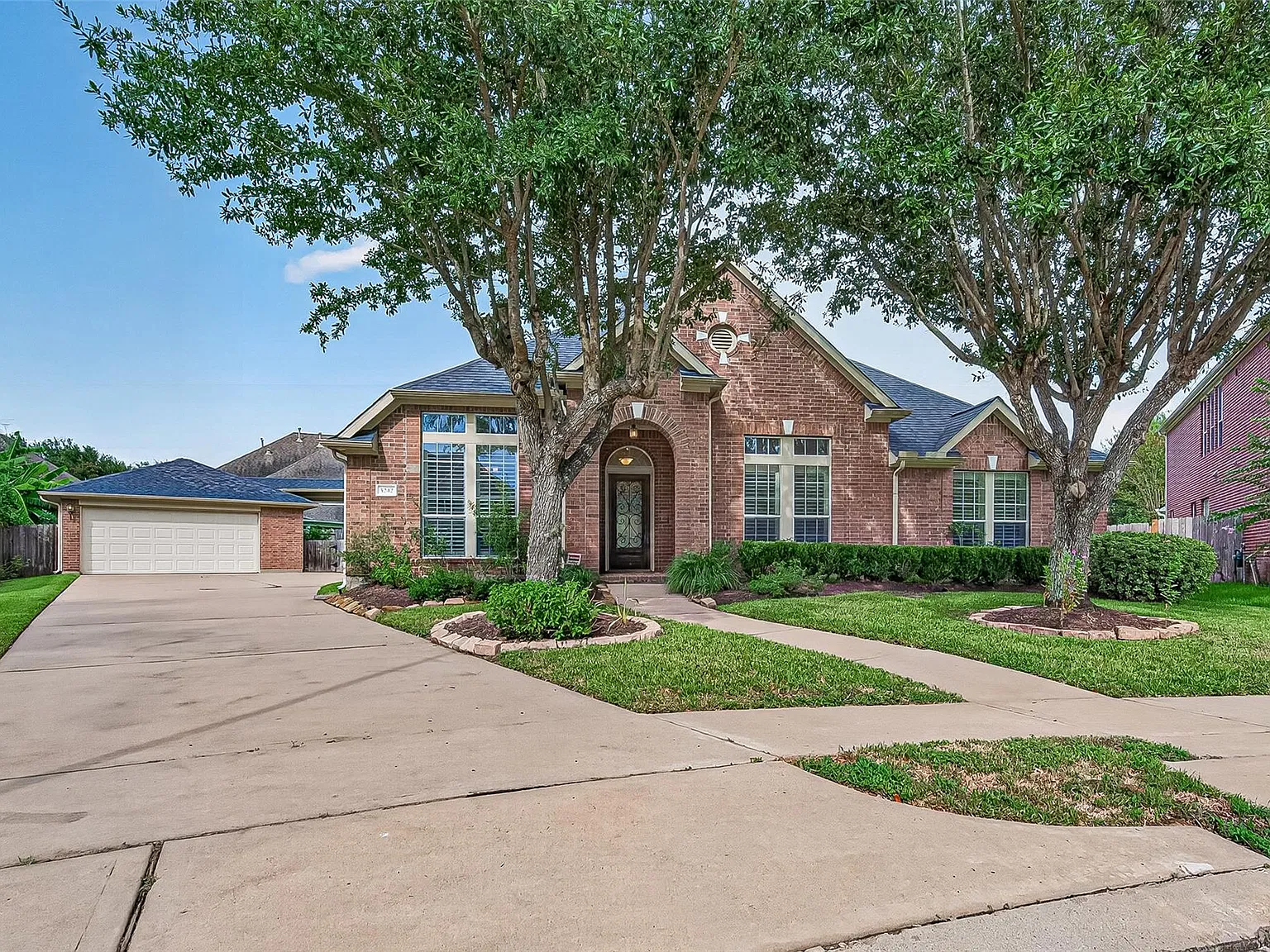 4 bed, 2.5 bath, 2768 sqft, $3,400 — Photo 3
