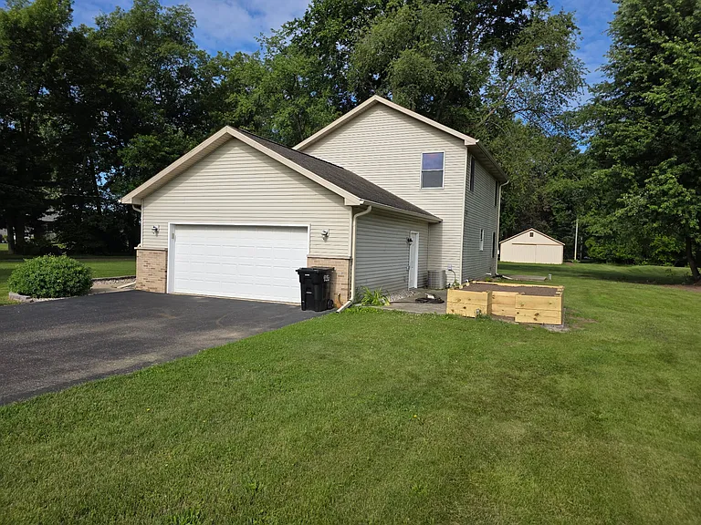 912 Miller Dr — Photo 2