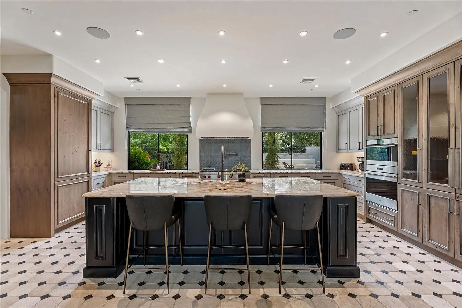 5 bed, 5.5 bath, 6425 sqft, $25,000 — Photo 3