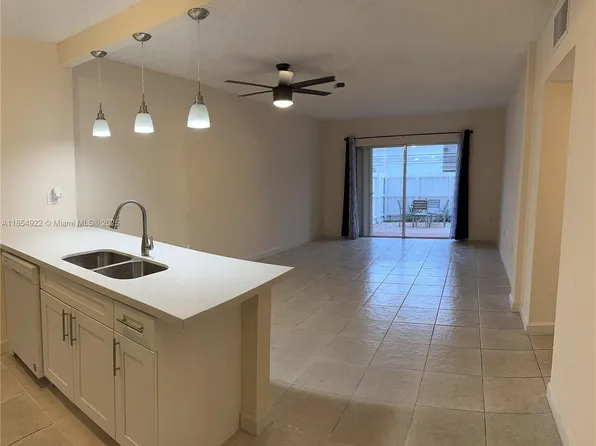 10900 SW 104th St APT 118, Miami, FL 33176