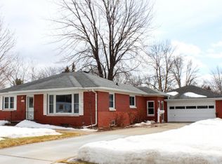 1403 E Main St, Little Chute, WI 54140