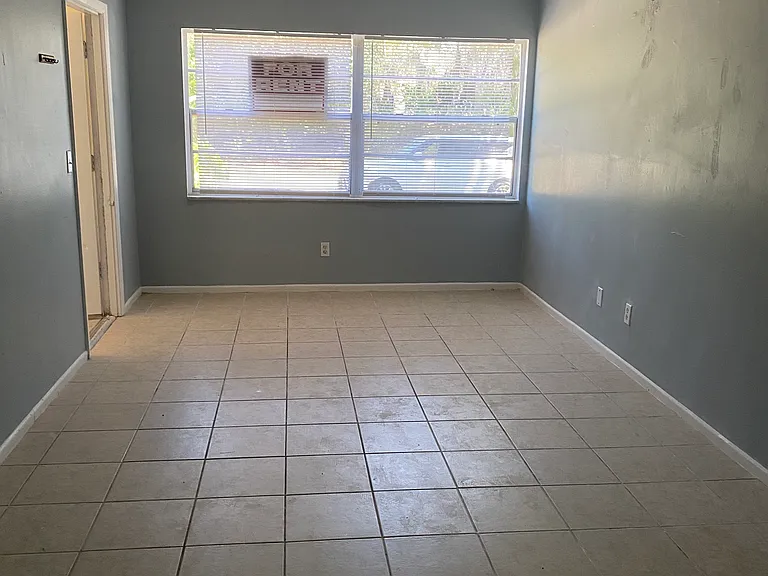 656 Williamsburg Dr #1 — Photo 5