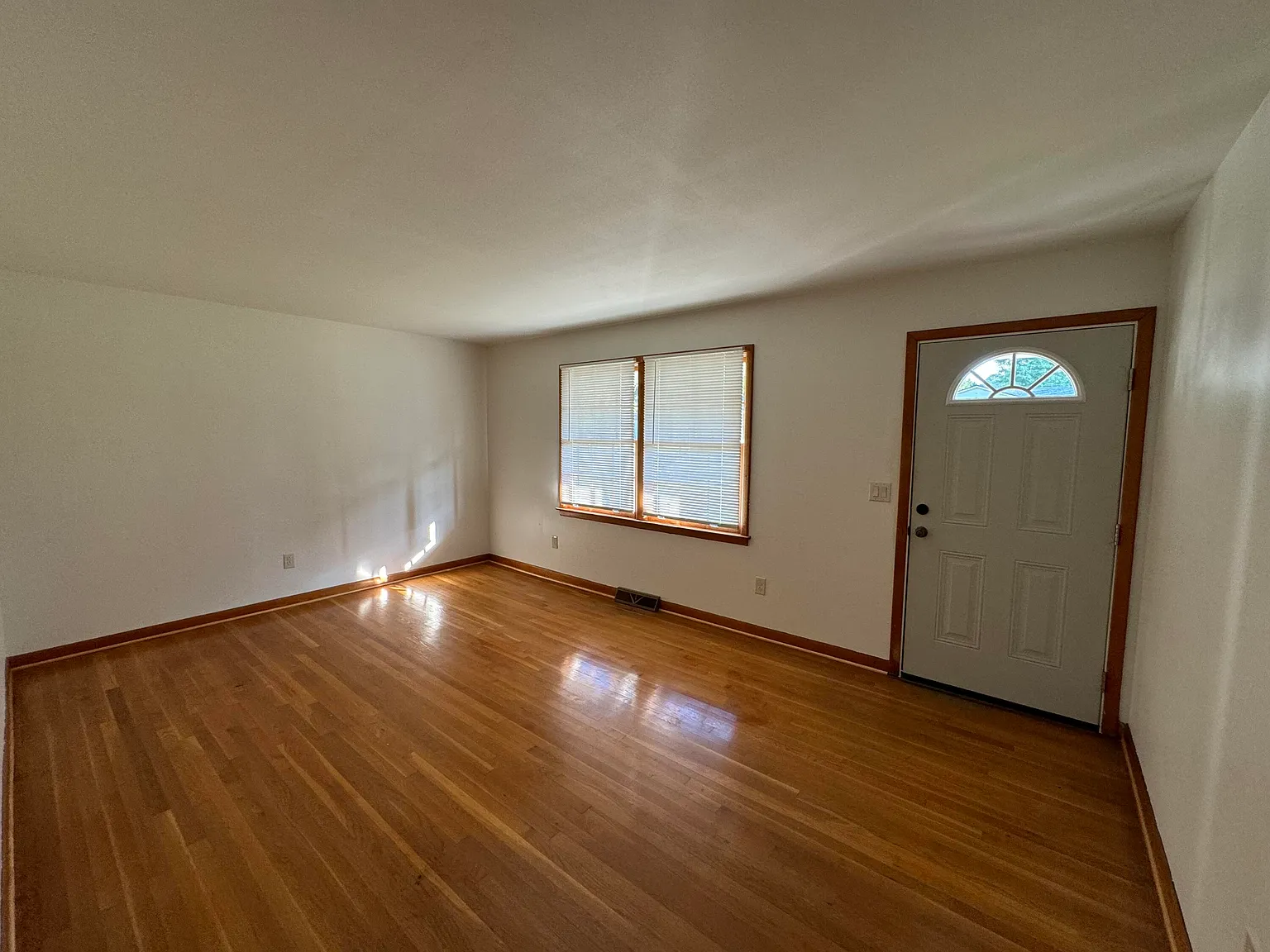 3 bed, 2.0 bath, 1242 sqft, $2,300 — Photo 4