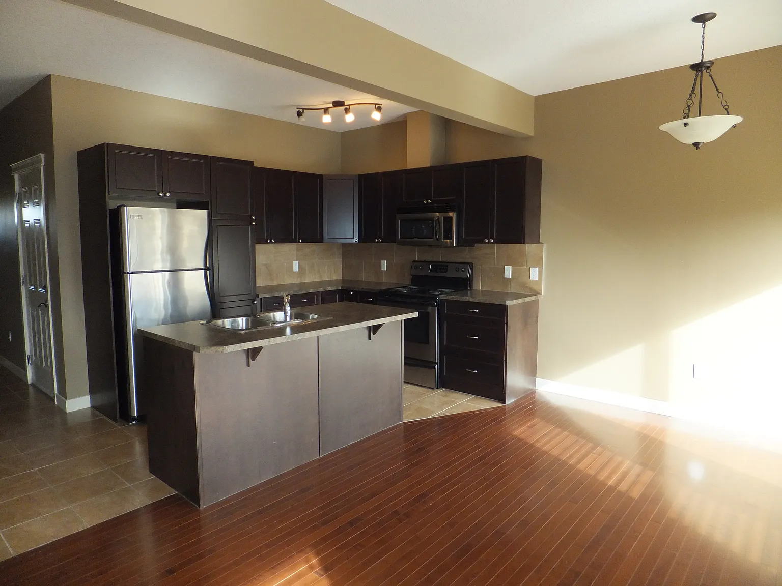 2 bed, 2.5 bath, 1800 sqft, $1,895 — Photo 2