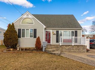 143 Sherbrooke Rd, Lindenhurst, NY 11757