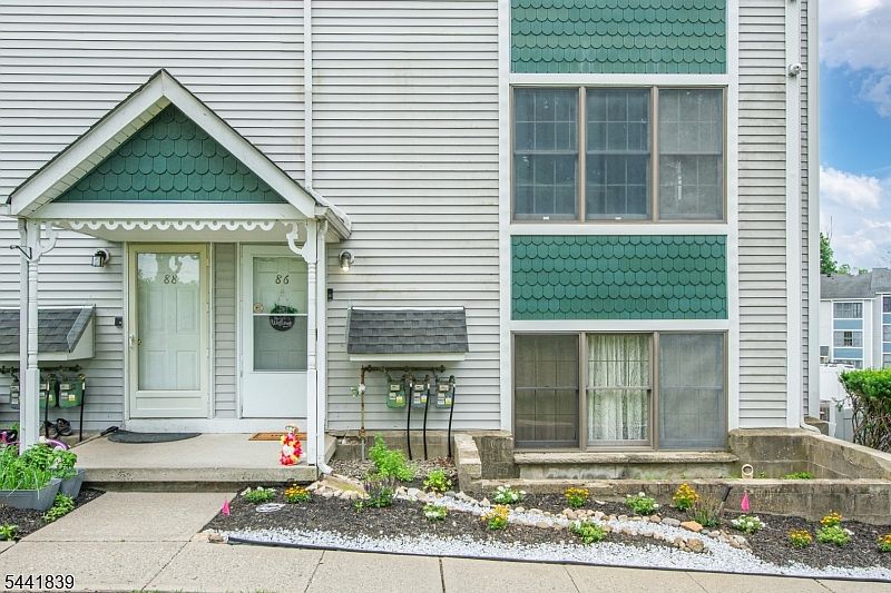 1st image of 86 Burlington Ct