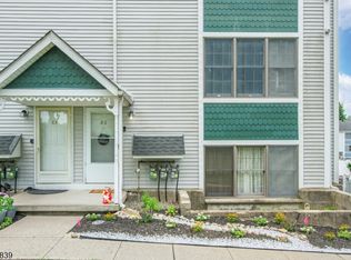 86 Burlington Ct, Hamburg Boro, NJ 07419
