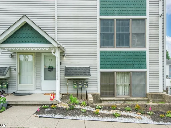86 Burlington Ct, Hamburg Boro, NJ 07419