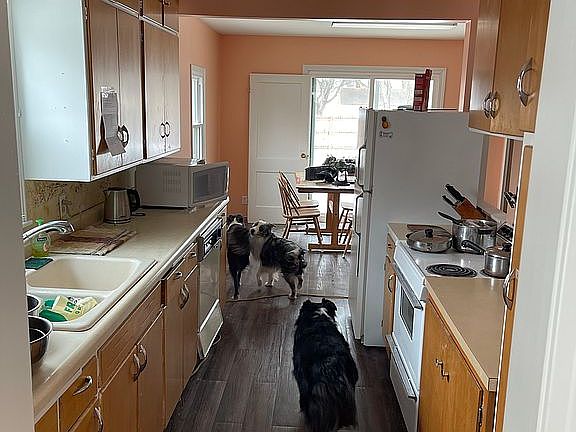 Kitchen with appliances 