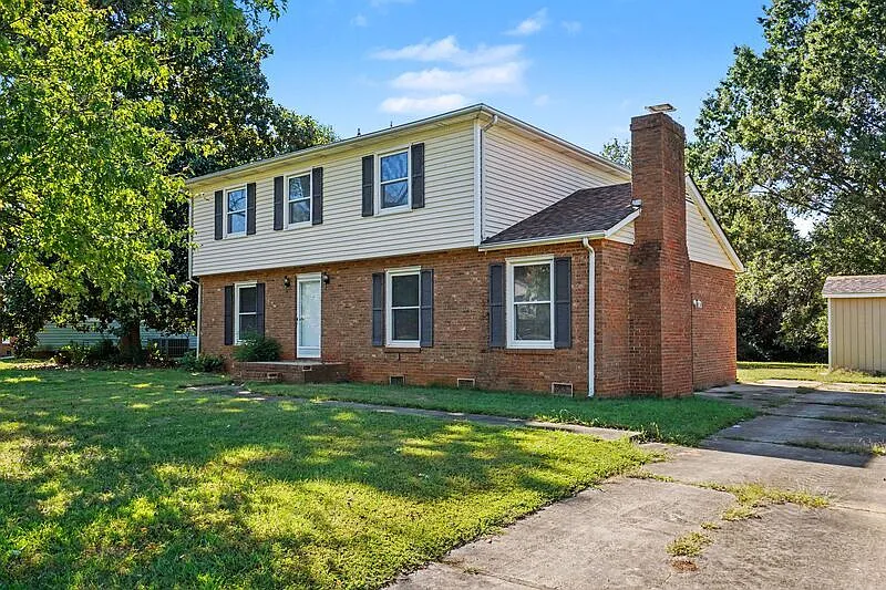 4 bed, 2.0 bath, 2113 sqft, $2,400 — Photo 2