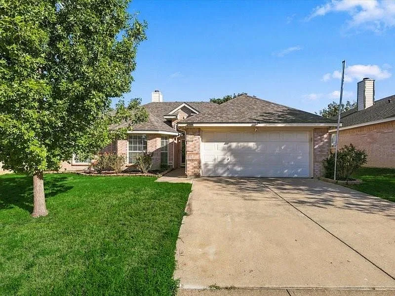 4 bed, 2.0 bath, 1801 sqft, $2,400 — Photo 1