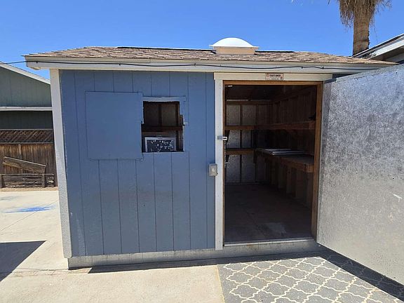 4th image of 604 W EMELITA Avenue