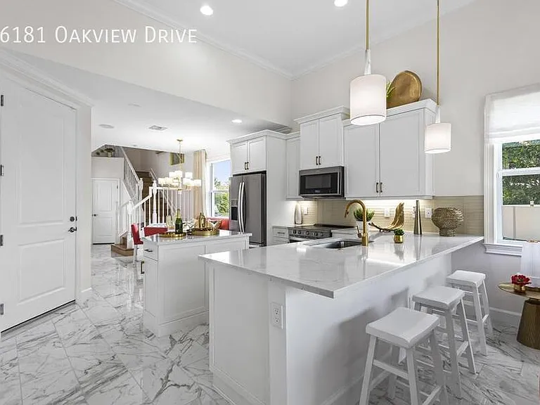 16181 Oakview Dr — Photo 2