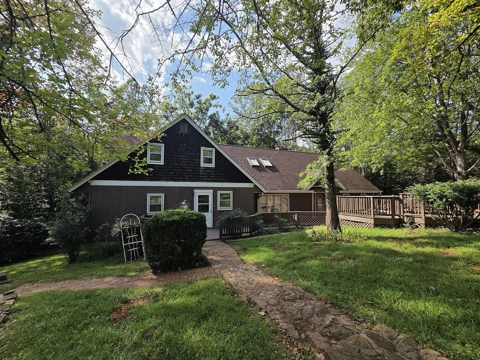 5 bed, 3200 sqft, $3,500 — Photo 1
