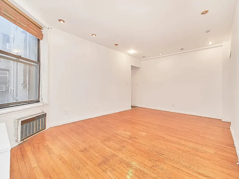 152 E 22nd St #5-C — Photo 3