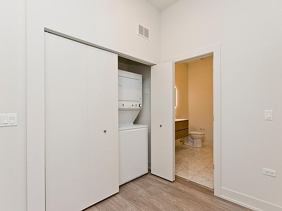 4th image of 852 N Larrabee St #202