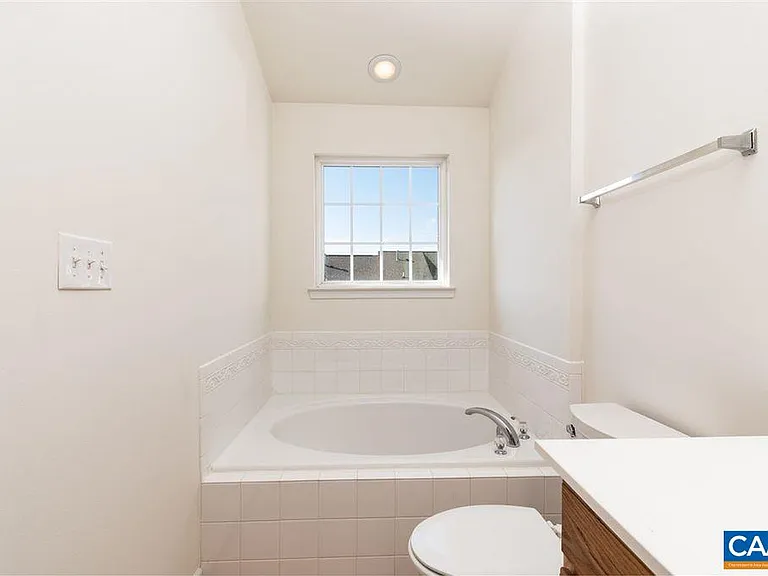 2138 Lockwood Dr — Photo 13