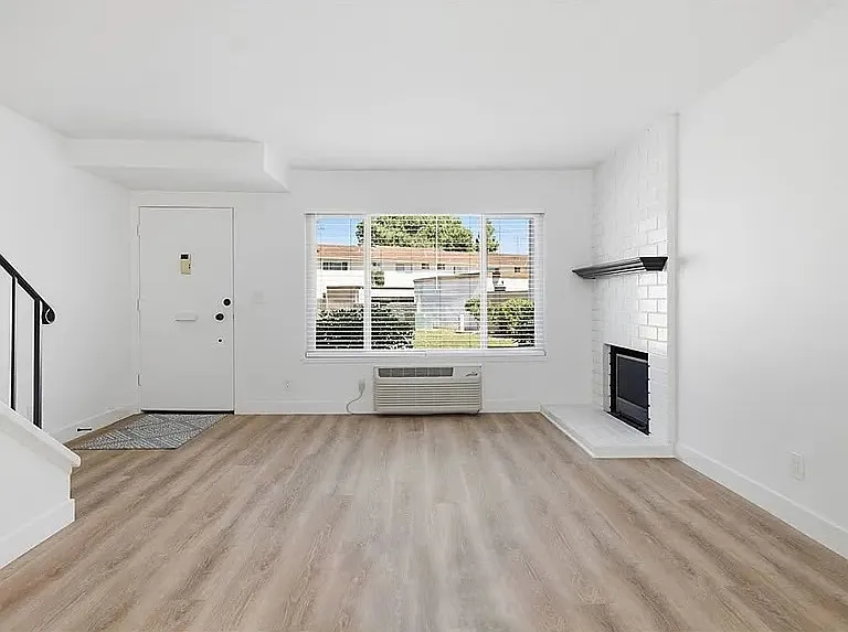 2 bed, 1024 sqft, $3,500 — Photo 2
