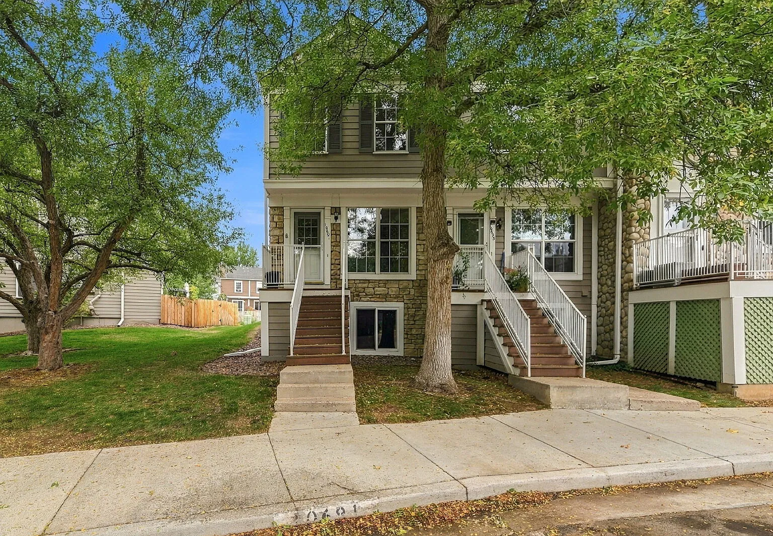 3 bed, 3.0 bath, 1600 sqft, $2,571 — Photo 2